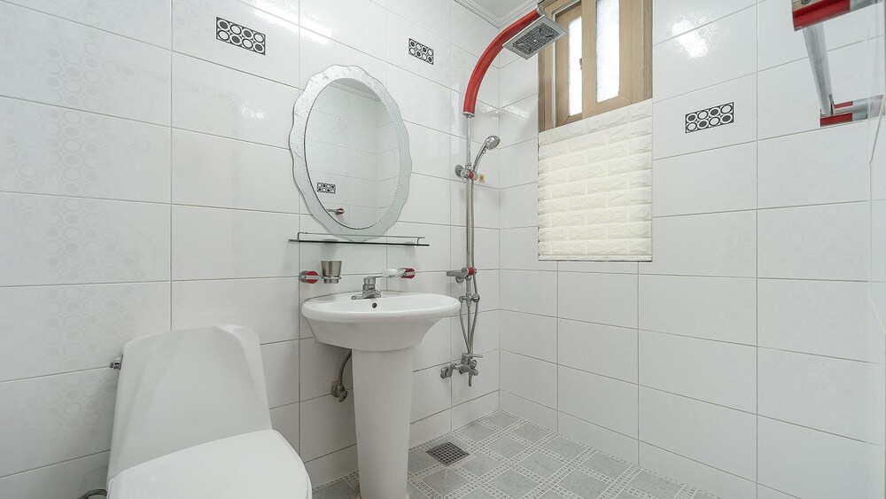 Basic Room, 1 Bedroom (Red (Pet/River View)) - Photo 4