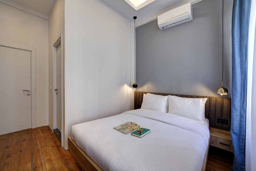Deluxe Room, 1 Queen Bed photo 3