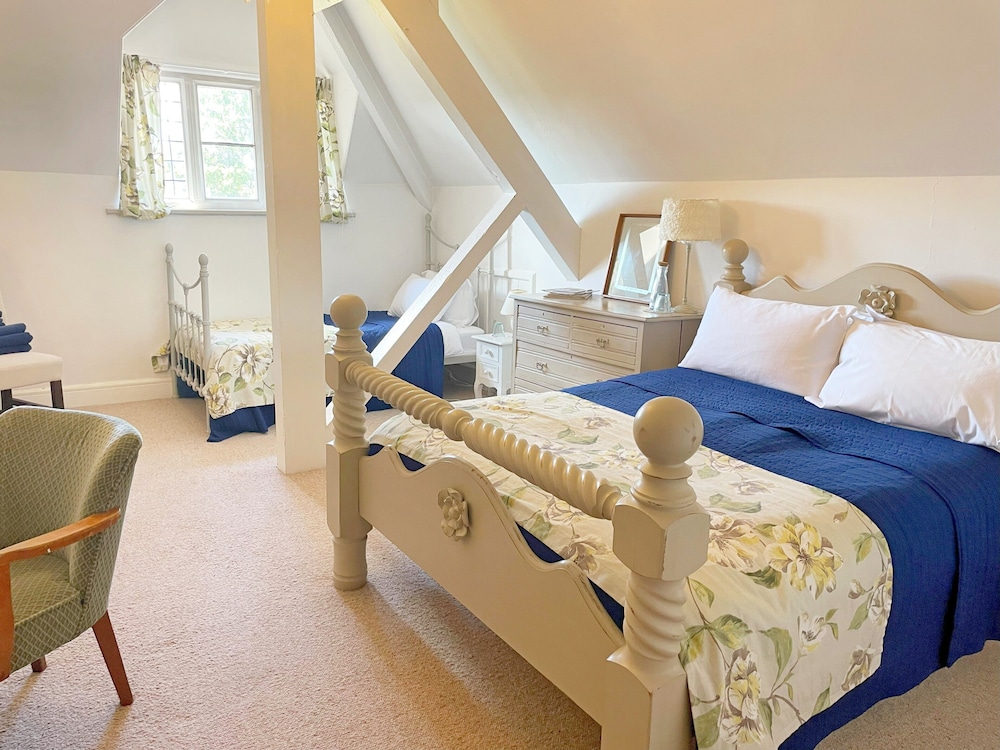 Superior Triple Room, Multiple Beds, Shared Bathroom, Partial Lake View (Baskerville (2nd floor)) photo 1
