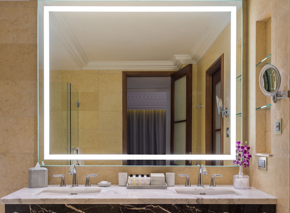 Fullerton Suite