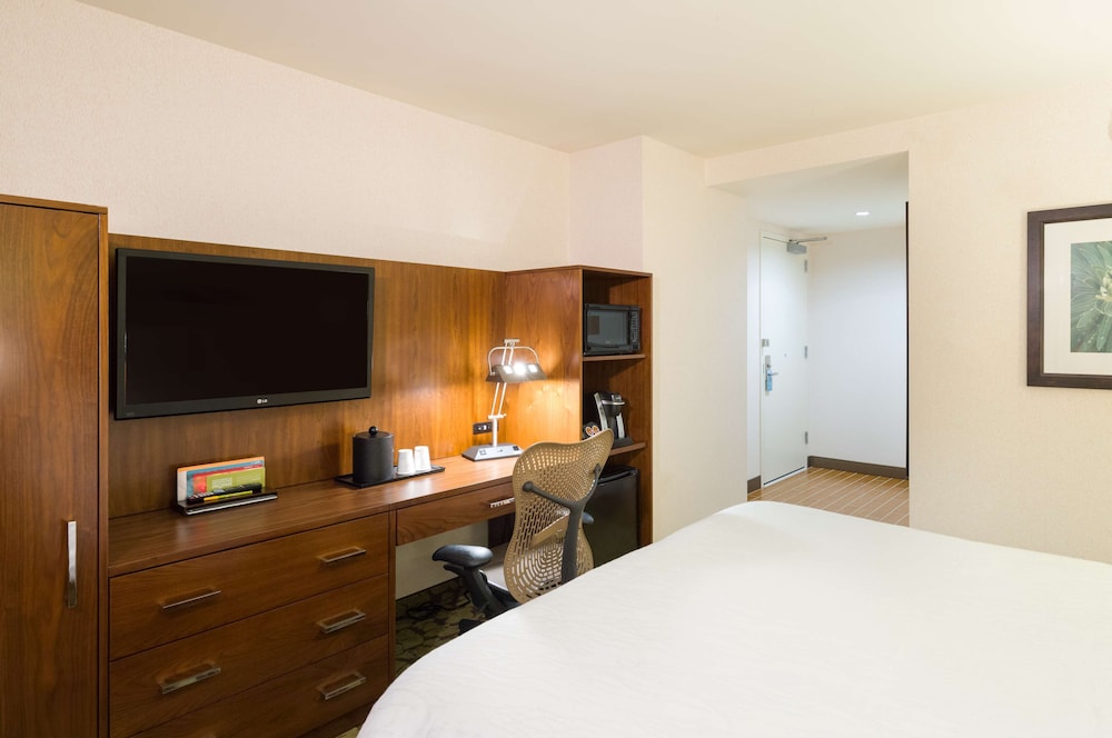 Premium Room, 1 King Bed, Accessible (Roll-In Shower, Mobilty & Hearing)