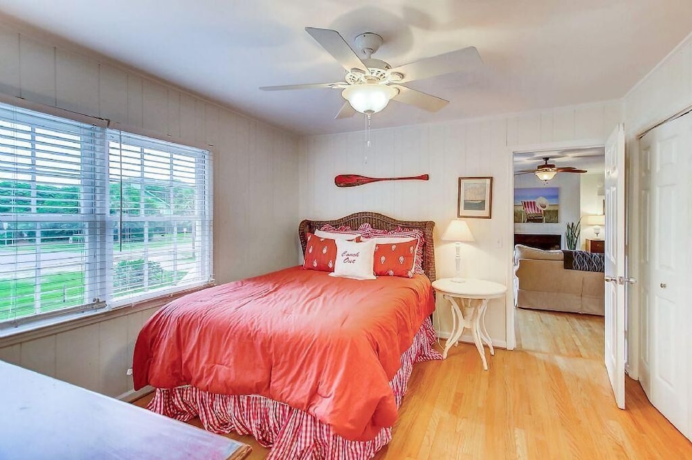 House, Multiple Beds (3602 Palm Boulevard)