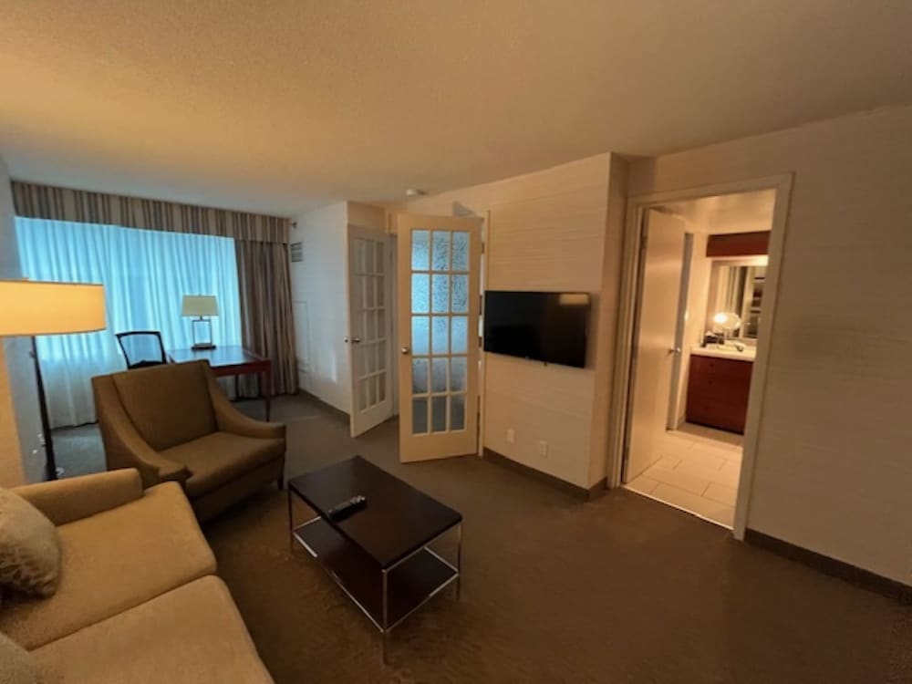 Deluxe Suite, Multiple Beds - Photo 9
