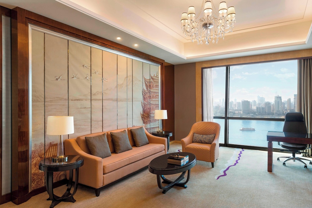1 King Bed, Executive Lounge Access, Suite