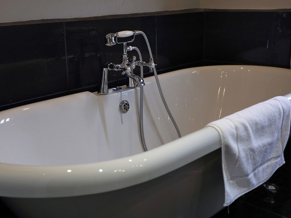 Classic Double or Twin Room, Ensuite photo 3