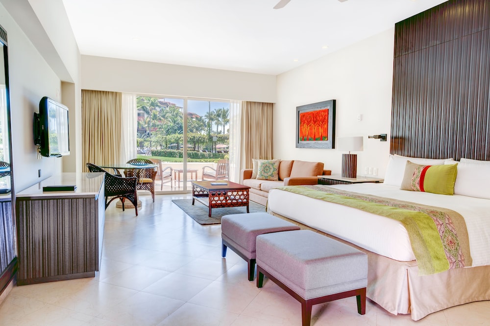 Master Parlor Suite Pool View