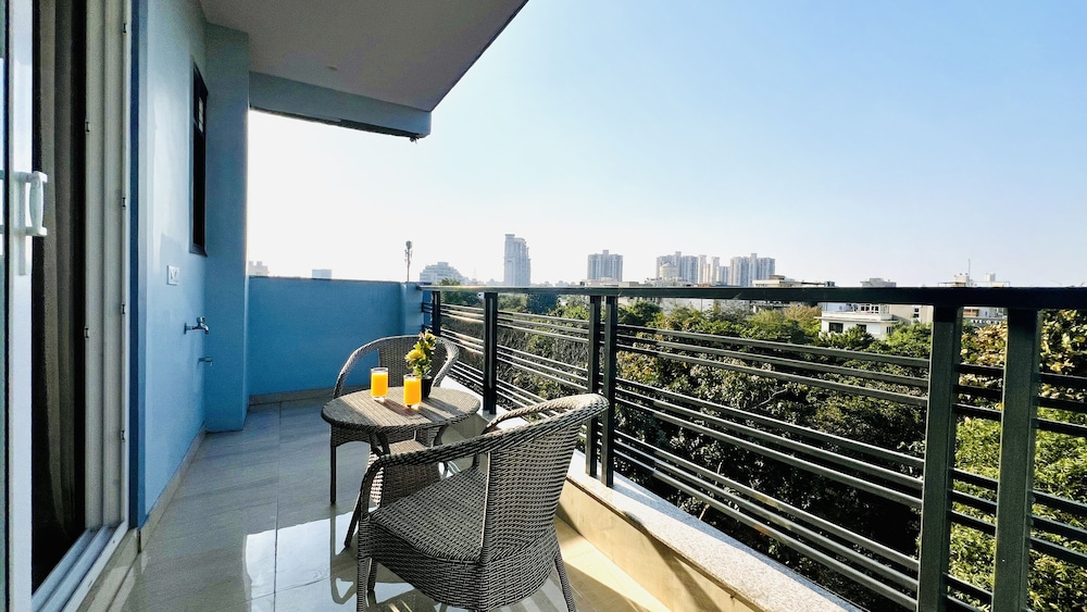 Premier One Bedroom Apartment - Photo 2