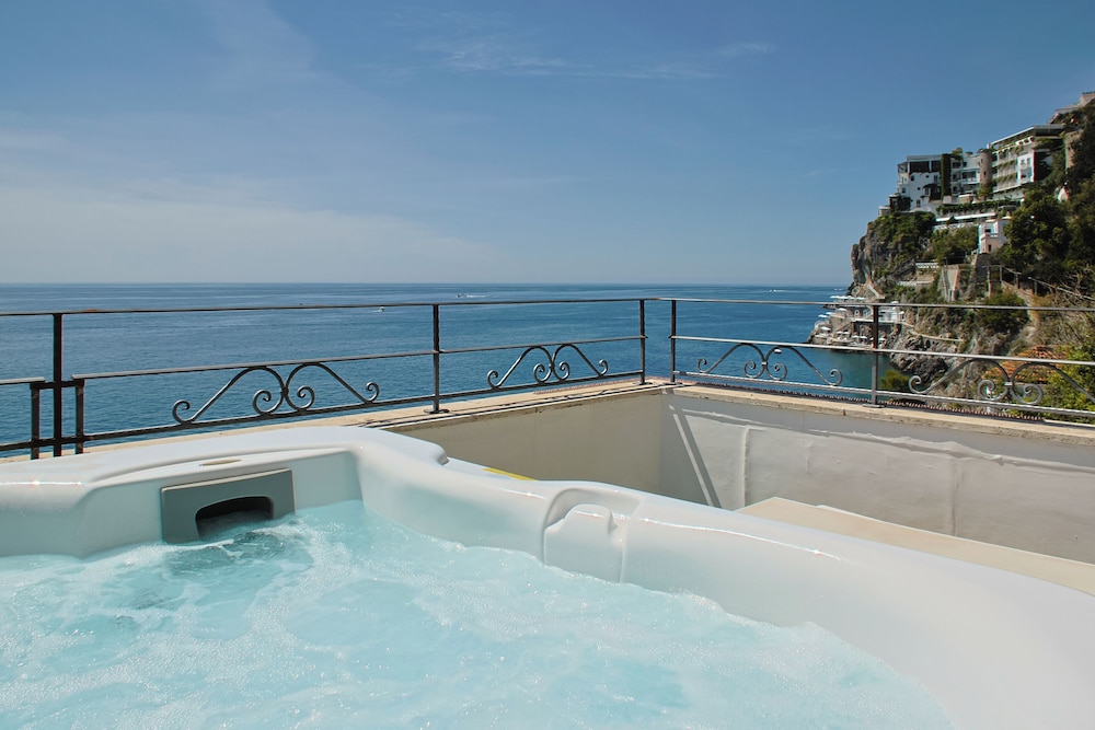 Deluxe Room (External Jacuzzi) - Photo 4