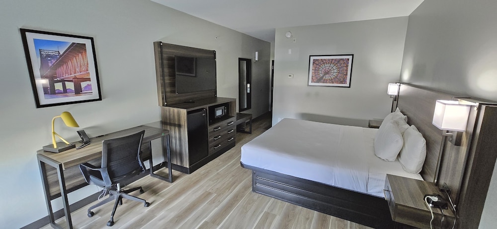 Deluxe Suite, 1 King Bed, Accessible, Non Smoking (Mobility/Hearing, Tub w/Grab Bars) photo 2
