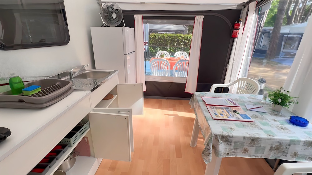 Deluxe Mobile Home, 2 Bedrooms, Non Smoking, Ensuite (CARAVAN WMC-A128) photo 2
