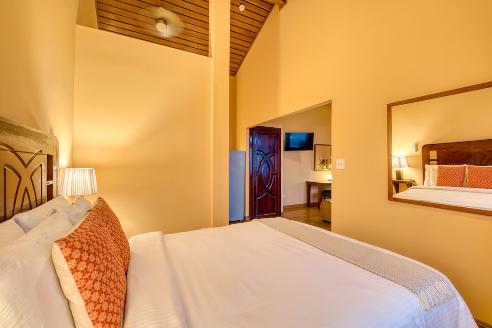 Luxury Suite, 1 King Bed, Sea View photo 2