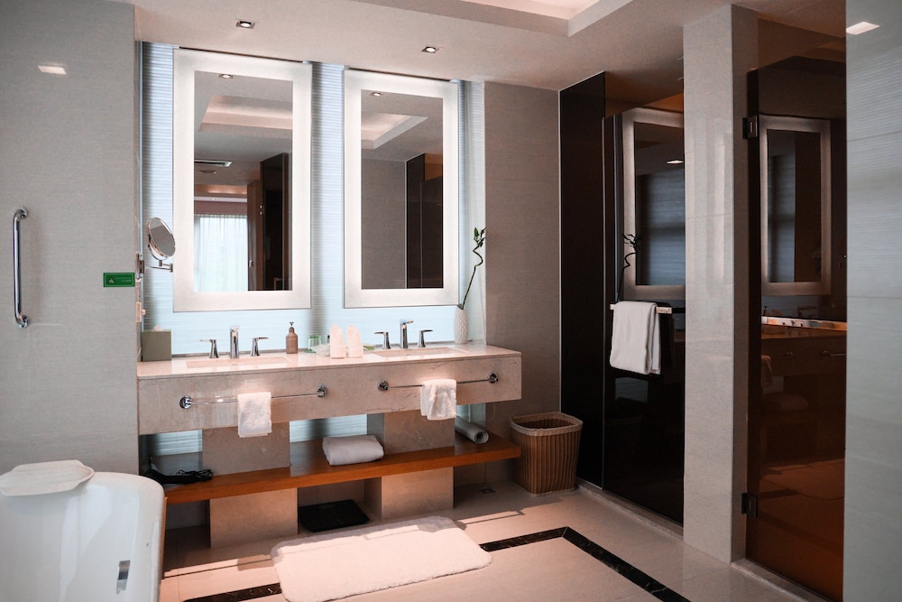 Suite, 1 King Bed (Dining Area)