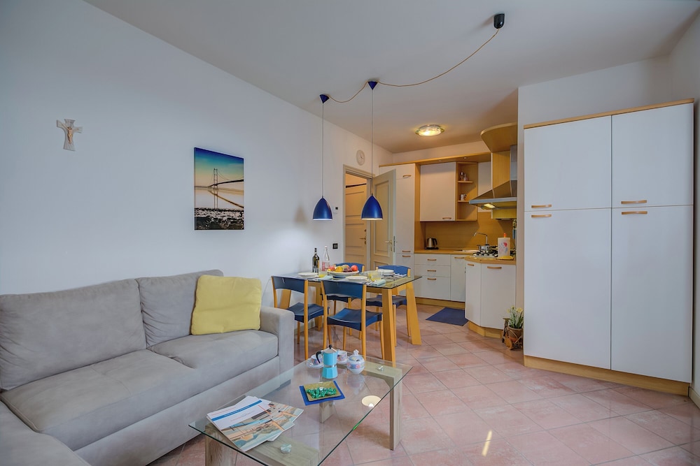 Standard Apartment, 1 Bedroom (Mirabella Lake View & private parking)