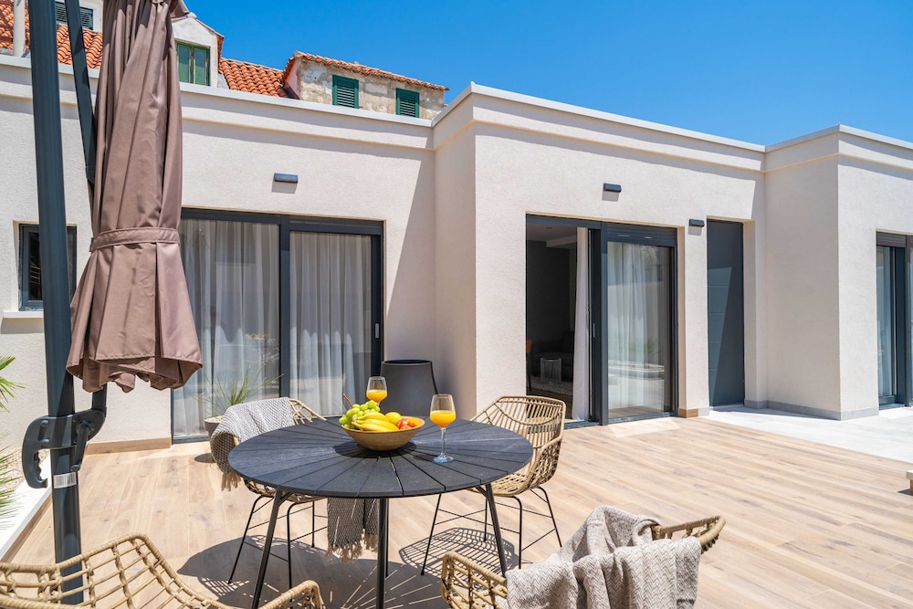 Apartment (Luxury One Bedroom Apartment with Ter) photo 1