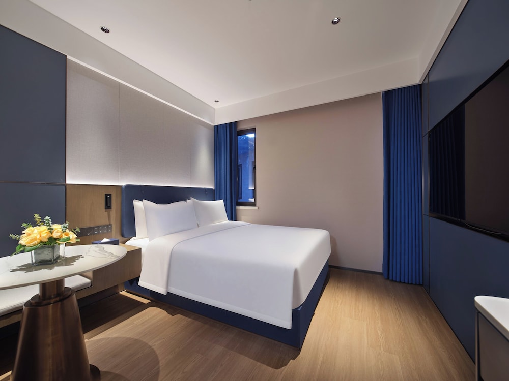 Fashion Queen Room With Internal window
