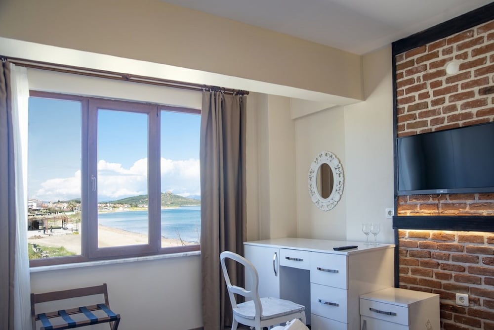 Standard Triple Room, Sea View, Beachfront photo 2