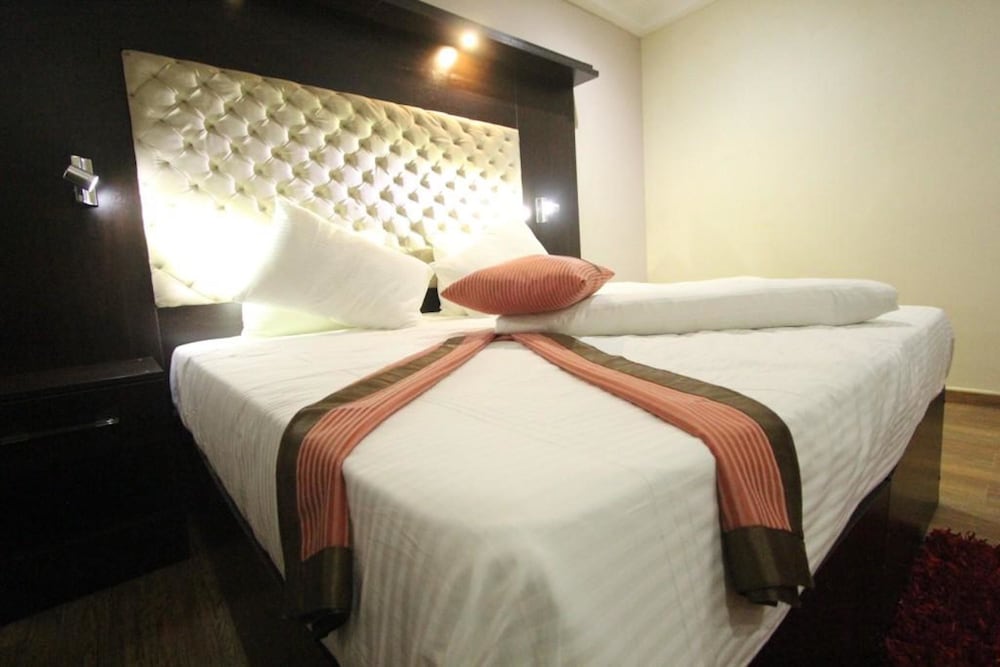 Premium Suite, 1 Queen Bed, Non Smoking photo 3