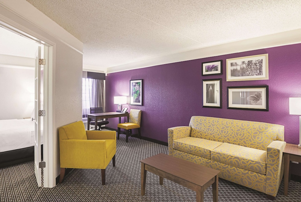 Suite, 1 King Bed, Non Smoking - Photo 3