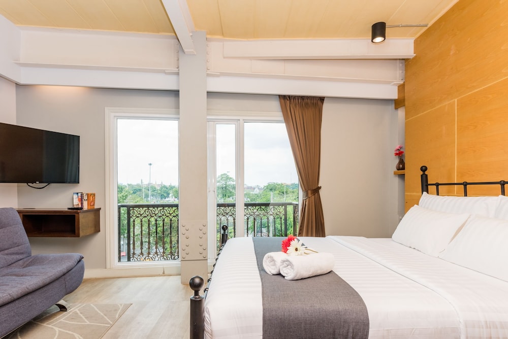 Grand Deluxe King Suite photo 3