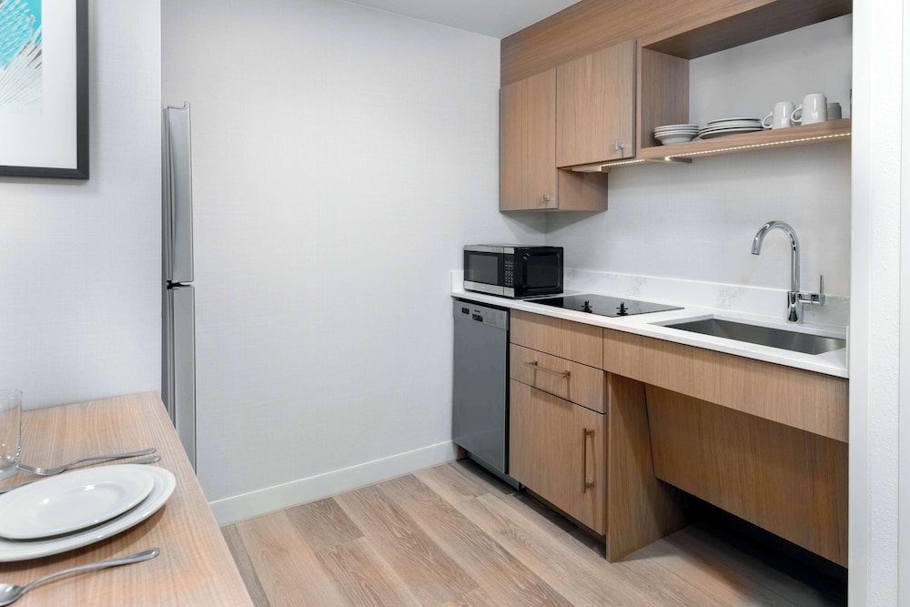 Suite, 1 King Bed with Sofa bed, Accessible, Bathtub (Hearing)