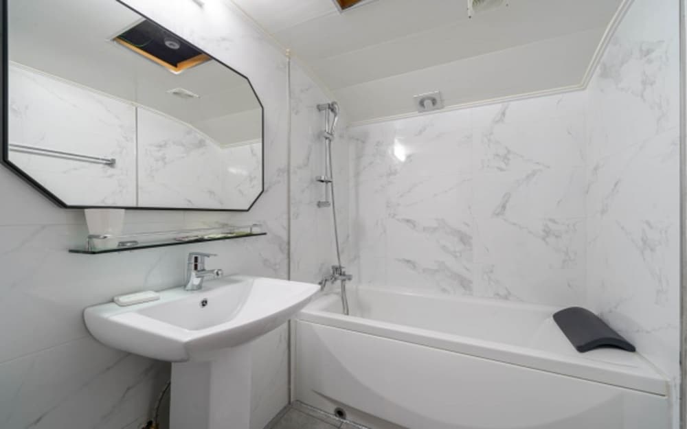 Deluxe Twin Room - Photo 8