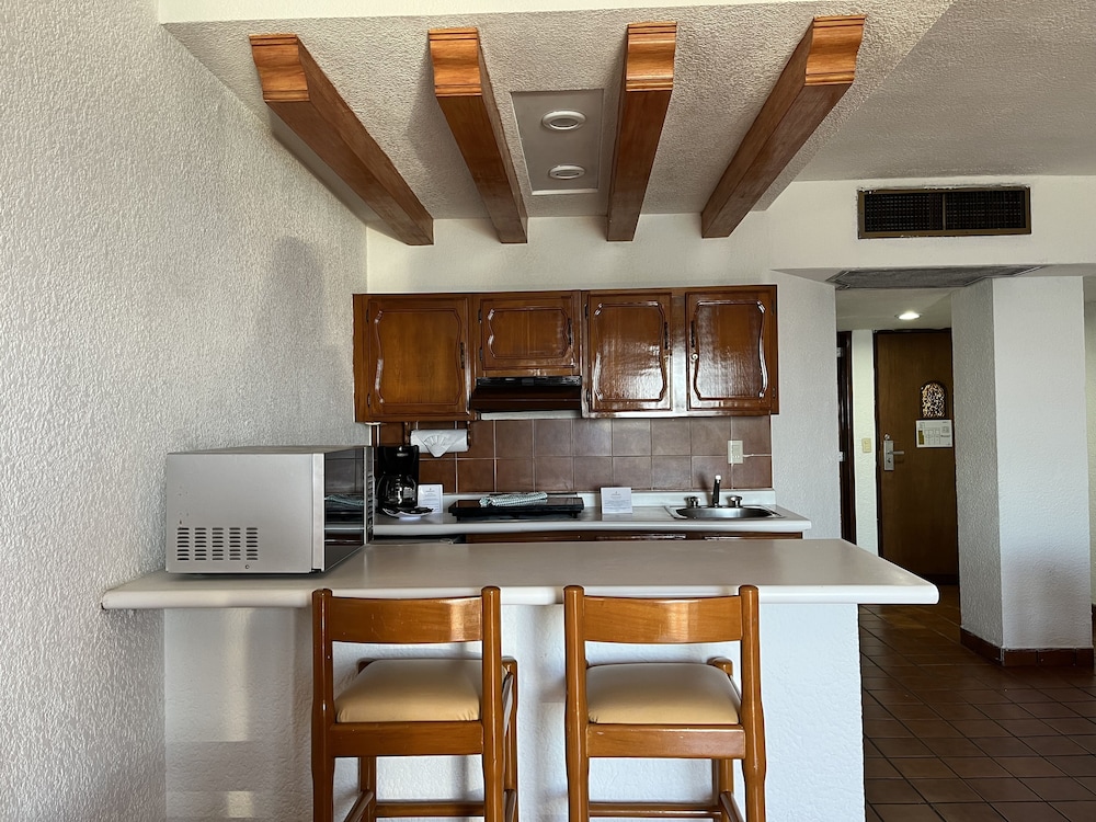 Suite, 1 Bedroom, Oceanfront - Photo 7