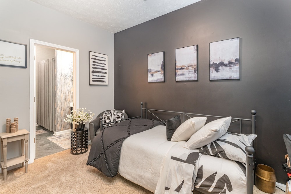 Stylish 2BR Townhome w Garage Patio Perfect for Stays or Assignments, Foto 26