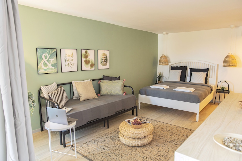 Double Room, 1 Queen Bed with Sofa bed - Photo 1