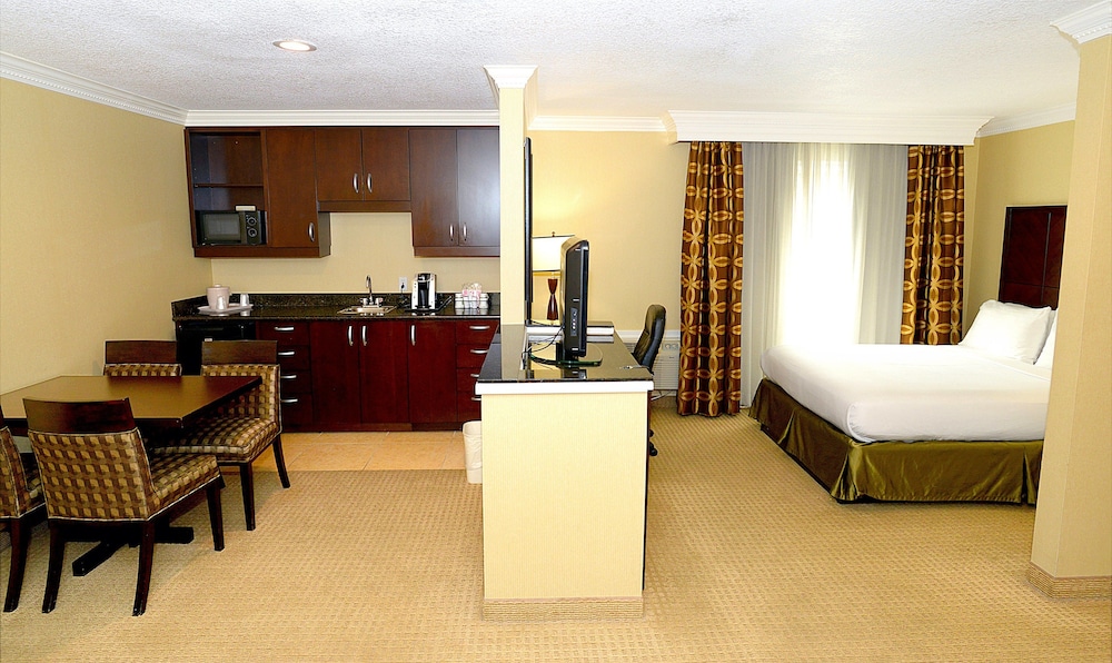 Suite, Multiple Beds - Photo 3