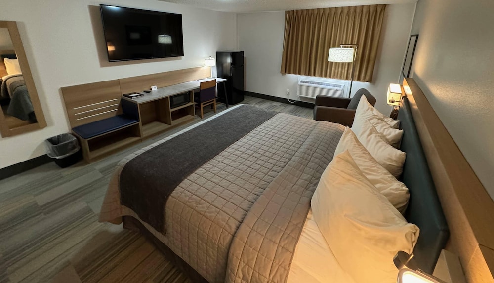 Standard Room, 1 King Bed, Non Smoking - Photo 9