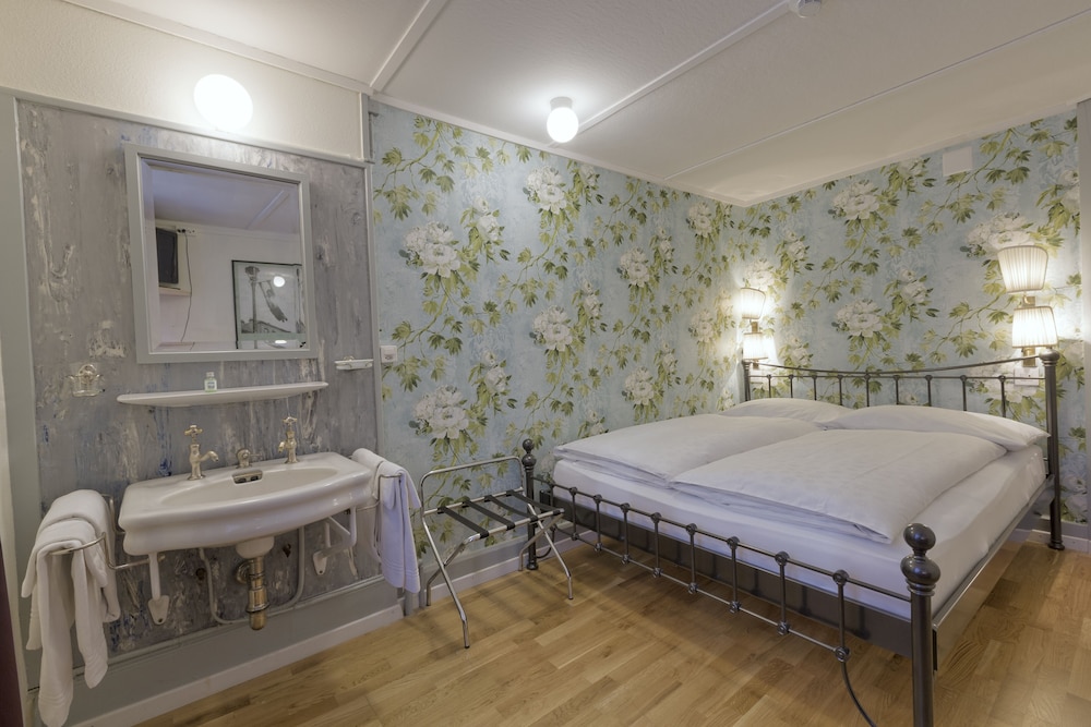 Double Room, Shared Bathroom photo 1