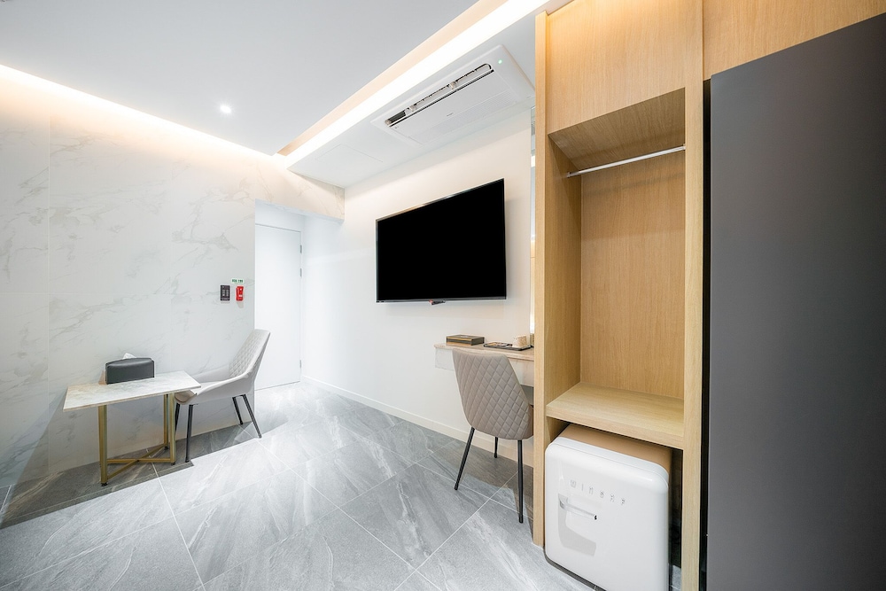 Premium Twin Room - Photo 6