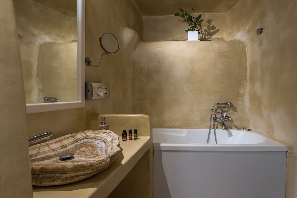 Superior Suite, Jetted Tub (Caldera View) - Photo 6