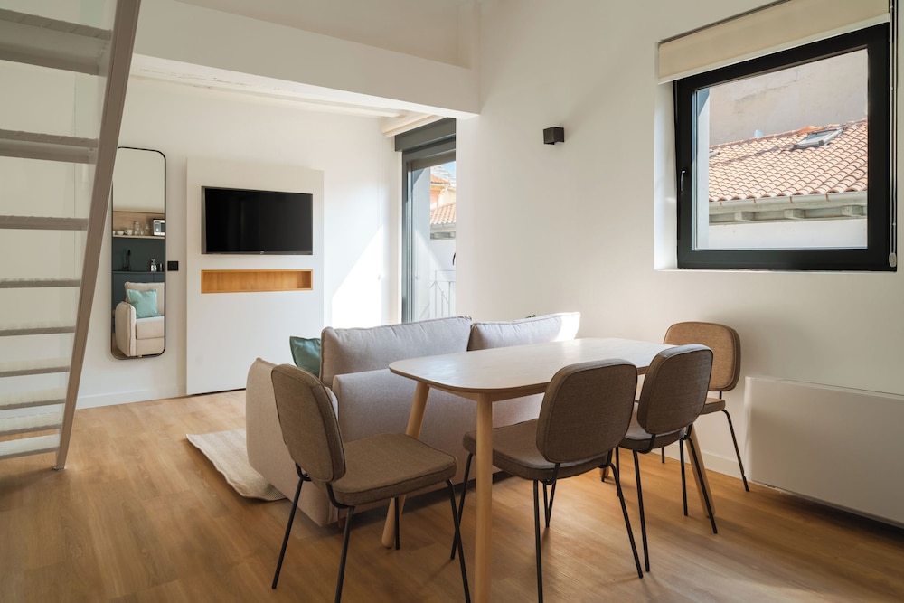 One-Bedroom Apartment with Balcony photo 3
