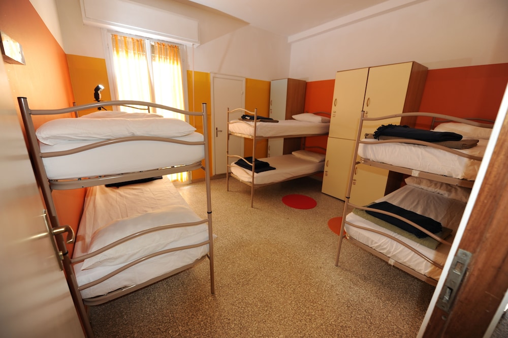 Room - Photo 2