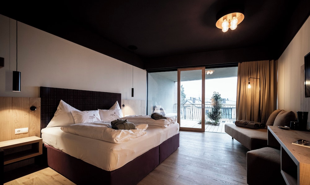 Design Suite, 1 King Bed, Balcony