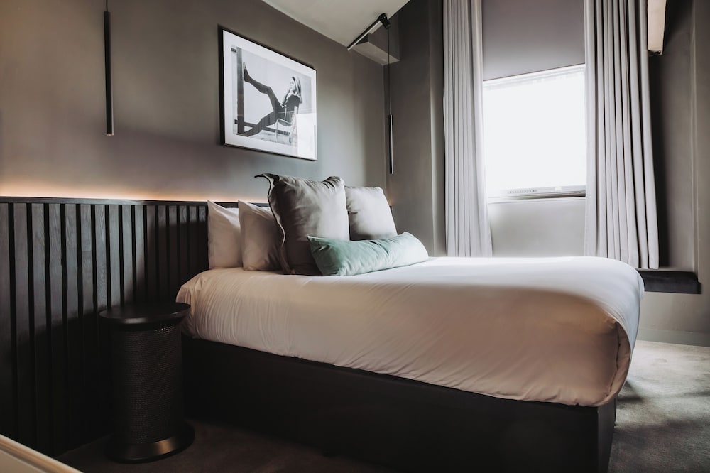 Suite, 1 King Bed, Non Smoking (Velvet Suite) - Photo 3