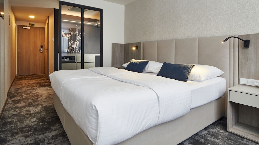 Executive Double Room, Pool Access - Photo 7