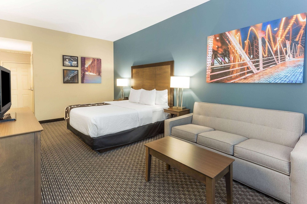 Junior Suite, 1 King Bed with Sofa bed, Non Smoking - Photo 3