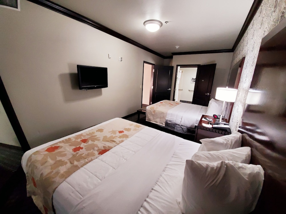 Suite, 2 Queen Beds, Accessible, Non Smoking (Roll-In Shower) - Photo 2