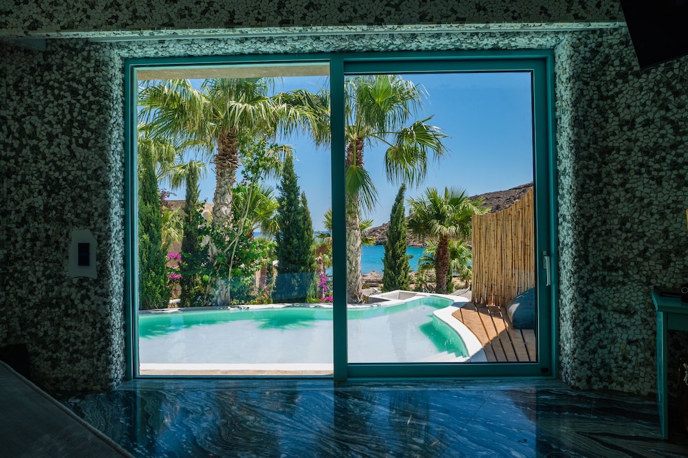 Sea View with Pond Suite photo 2
