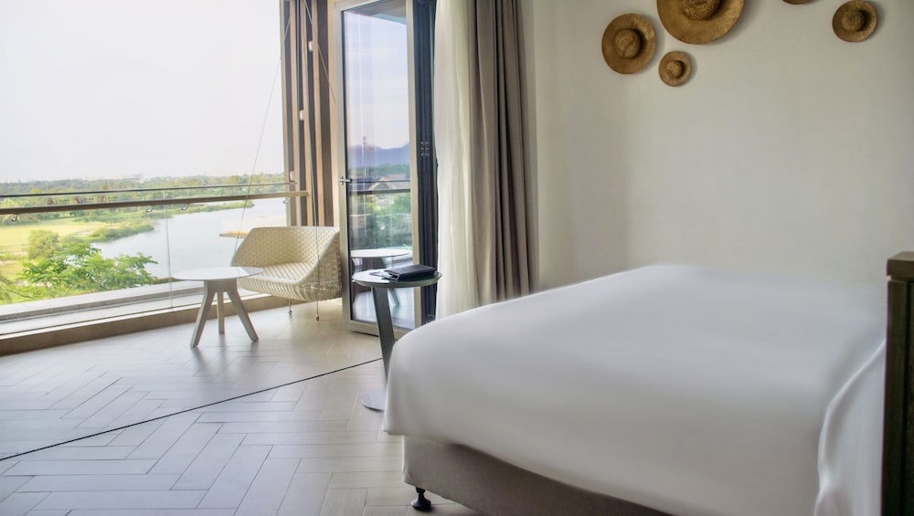Premium Room, 1 King Bed, Balcony, Lake View