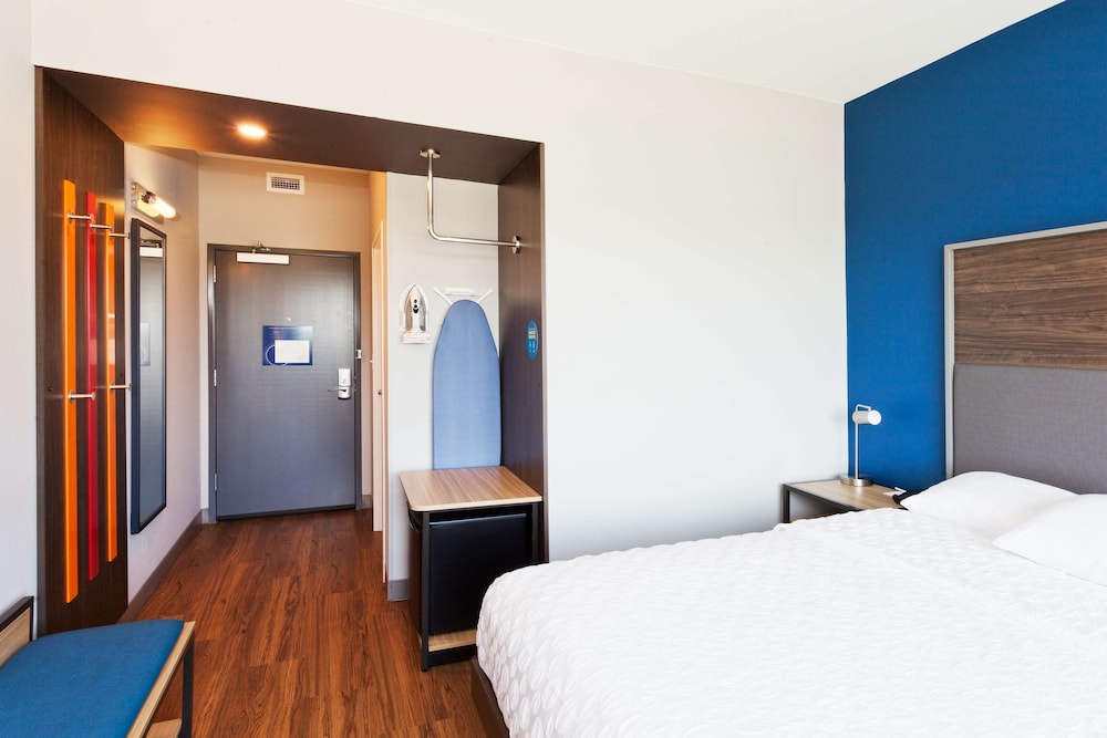 Room, 1 King Bed, Accessible (Mobility & Hearing, Roll-In Shower) photo 1