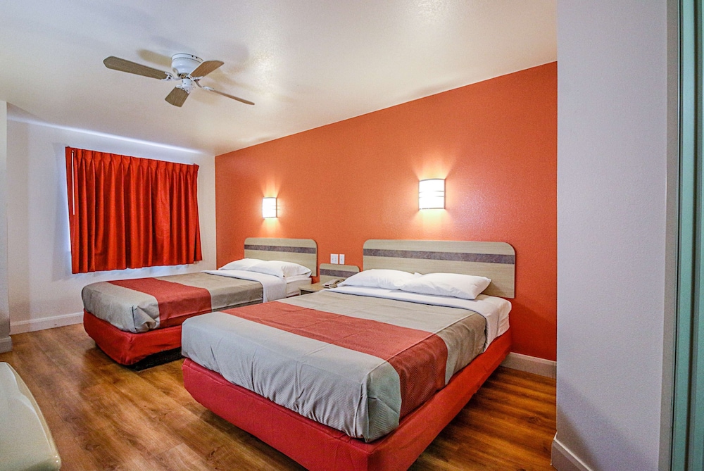 Standard Room, Multiple Beds, Non Smoking - Photo 4