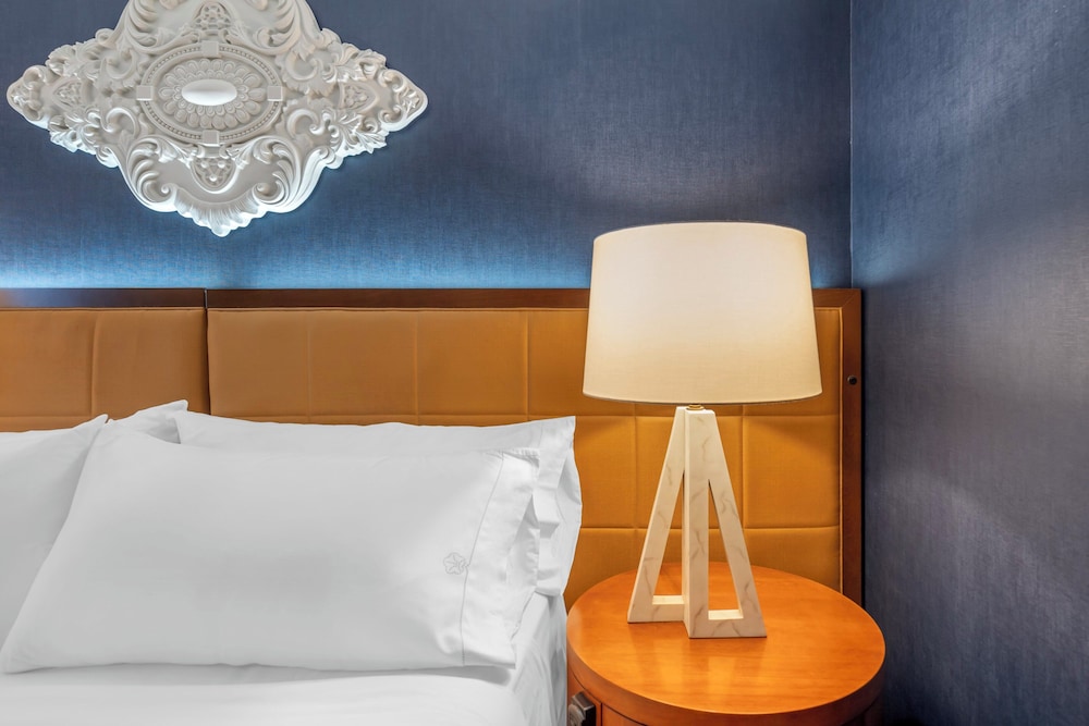One Bedroom Executive Suite with Sofa Bed - Photo 3