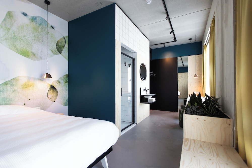Double Room, 1 King Bed, Private Bathroom, City View