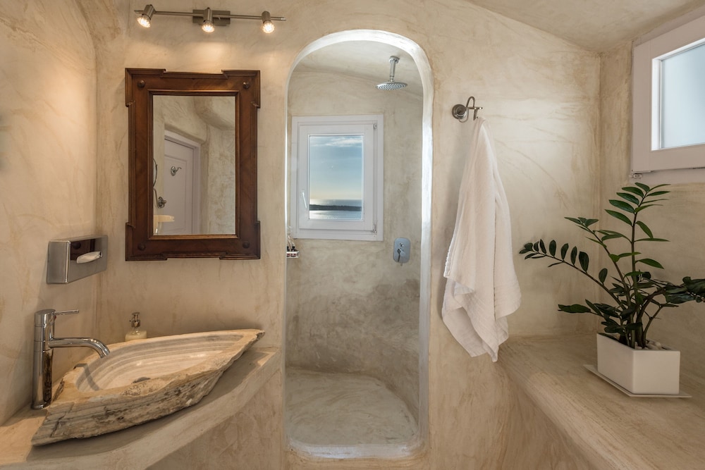 Studio, Jetted Tub (Caldera View) - Photo 5
