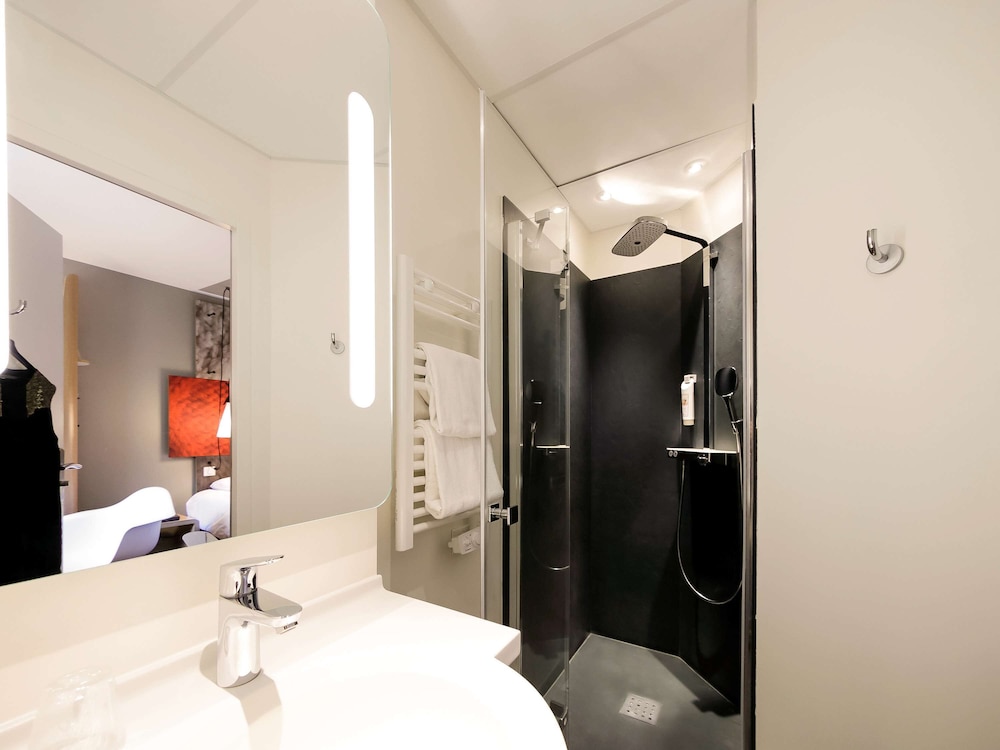 Standard Room, 2 Twin Beds - Photo 11