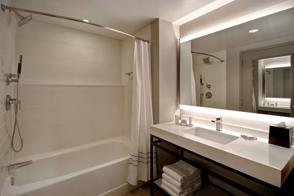 Room, 2 Queen Beds - Photo 12