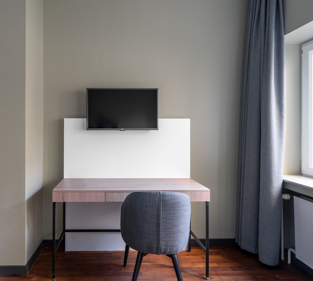 Medium Studio with Kitchenette - Photo 5